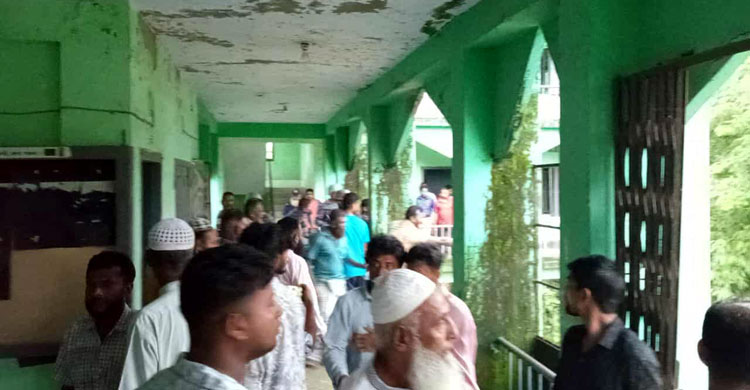 ইউপি চেয়ারম্যানের ওপর যুবদল নেতার হামলা, ককটেল বিস্ফোরণ