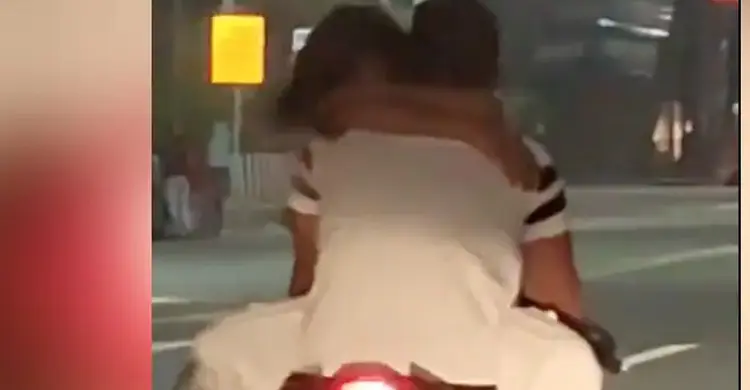 চলন্ত বাইকে তরুণ-তরুণীর রোমান্সের ভিডিও ভাইরাল