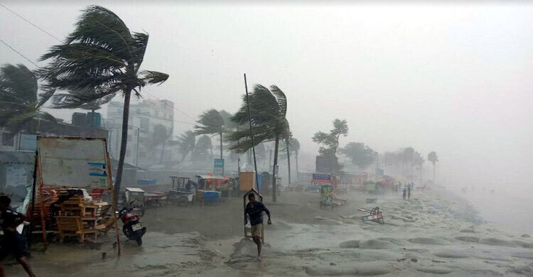 উপকূলে বইছে ঝোড়ো হাওয়া, বন্দরে সতর্কতা বহাল