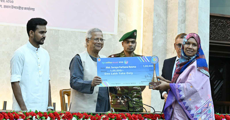 ১২ তরুণকে ‘ইয়ুথ ভলান্টিয়ার অ্যাওয়ার্ড’ দিলেন প্রধান উপদেষ্টা