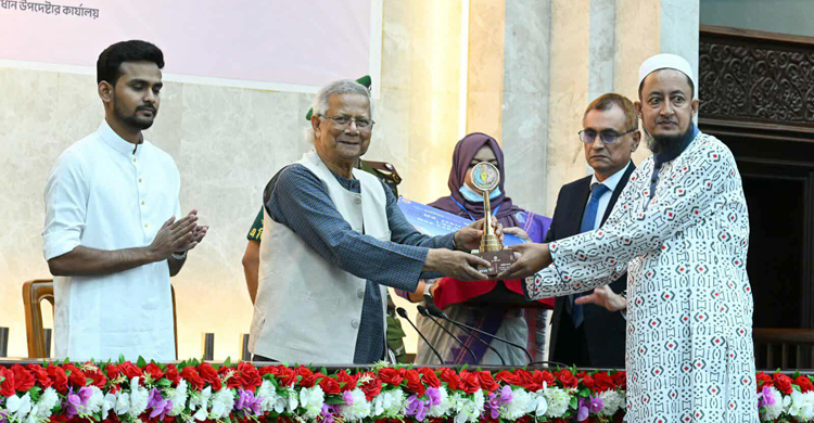 ১২ তরুণকে ‘ইয়ুথ ভলান্টিয়ার অ্যাওয়ার্ড’ দিলেন প্রধান উপদেষ্টা