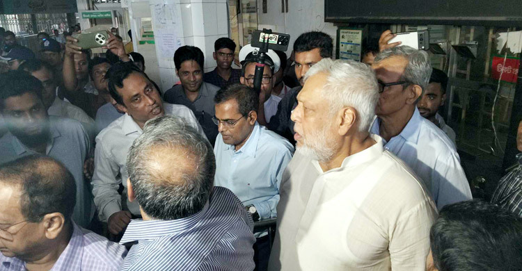 কমলাপুর স্টেশন পরিদর্শনে রেলপথ উপদেষ্টা