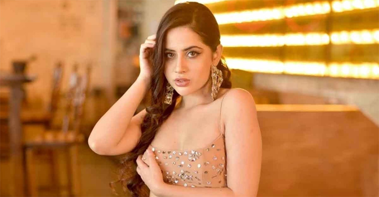 গীতাপাঠ করছেন উরফি, নিজ ধর্মের কাউকে বিয়ে করবেন না