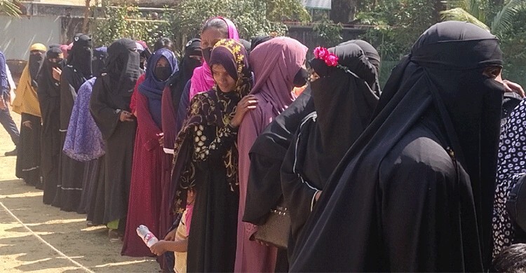 বেলা বাড়ার সঙ্গে সঙ্গে বান্দরবানে বেড়েছে ভোটারের সংখ্যা