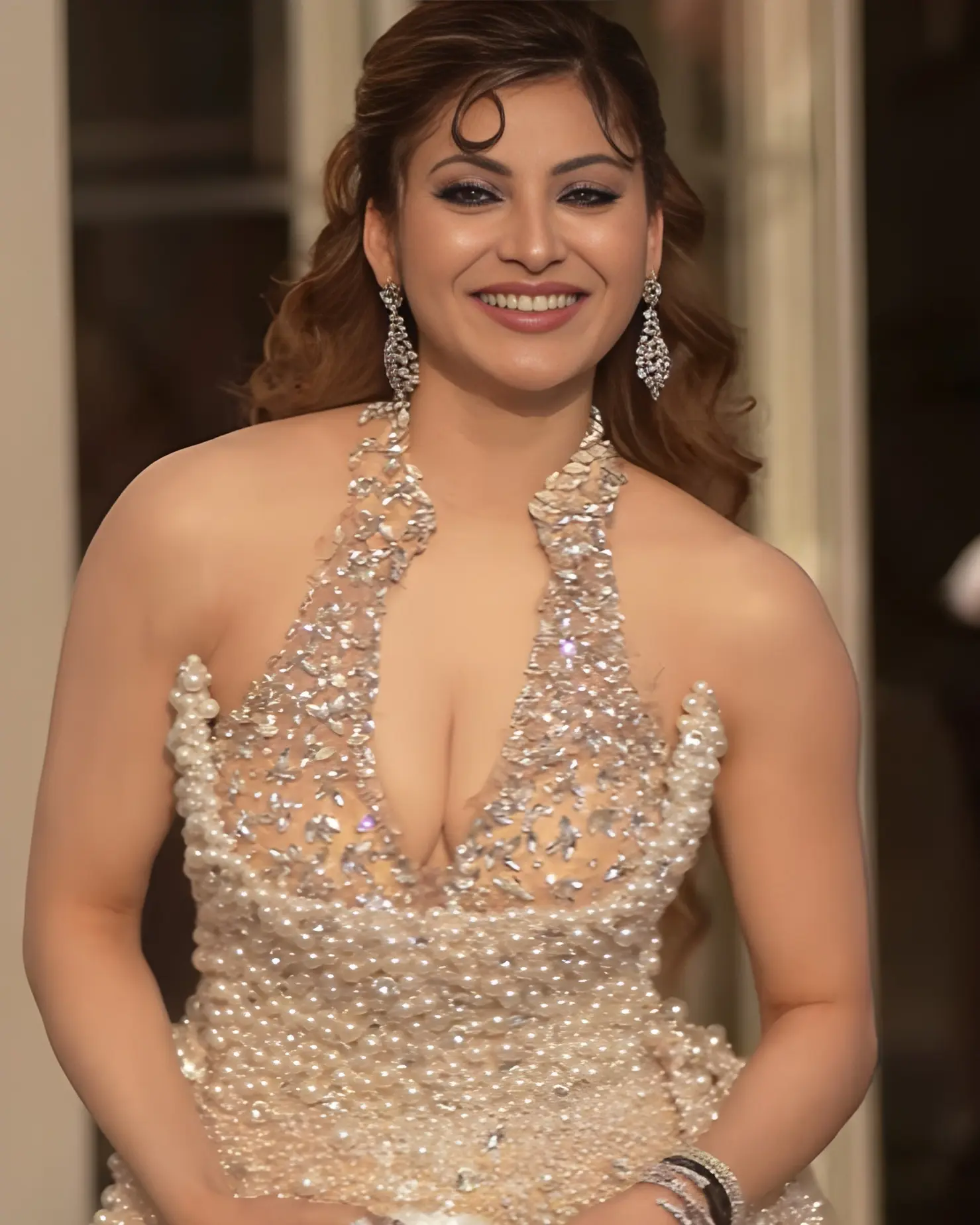 কানে বোল্ড গ্ল্যামে ঝড় তুললেন উর্বশী
