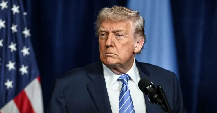 অনুষ্ঠানস্থলে গুলির শব্দ, কেমন আছেন ট্রাম্প?