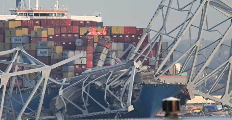 জাহাজের ধাক্কায় ভেঙে পড়েছে সেতু, ৬ জনের মৃত্যুর শঙ্কা