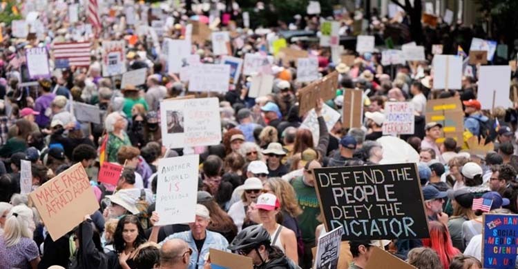 ট্রাম্পবিরোধী বিক্ষোভে উত্তাল যুক্তরাষ্ট্র, ‘নো কিংস’ আন্দোলনে জনতার ঢল