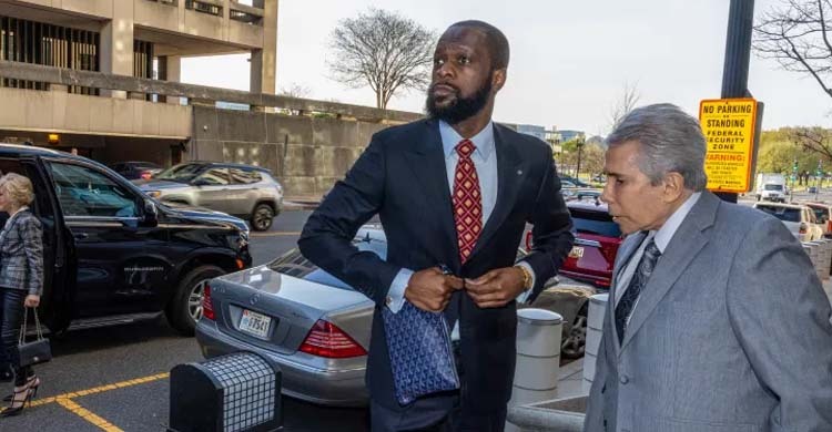 ওবামার নির্বাচনে বিদেশি অর্থ নেওয়ায় গায়কের ১৪ বছর কারাদণ্ড