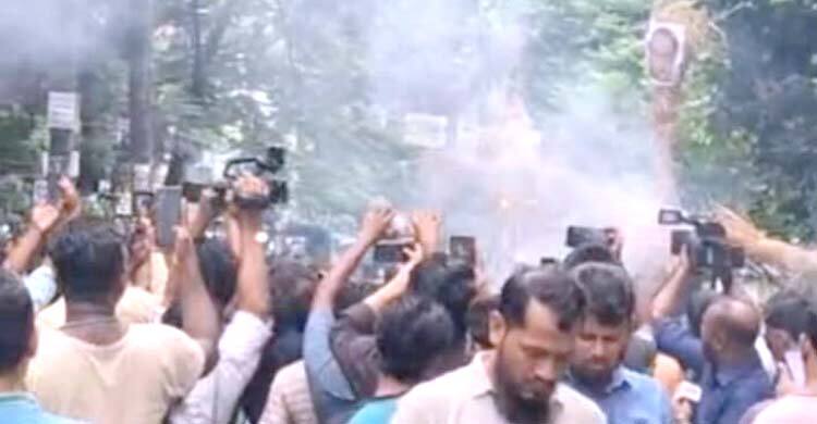 উত্তরায় জিএম কাদেরের বাসভবনের সামনে কুশপুতুল দাহ