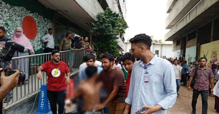 আহতদের রিকশায় করে হাসপাতালে নিয়ে আসছে সহপাঠীরা