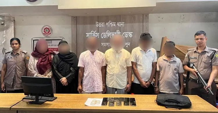 উত্তরায় অবৈধভাবে আমদানি করা আইফোন-সোনার গহনা জব্দ, গ্রেফতার ৬
