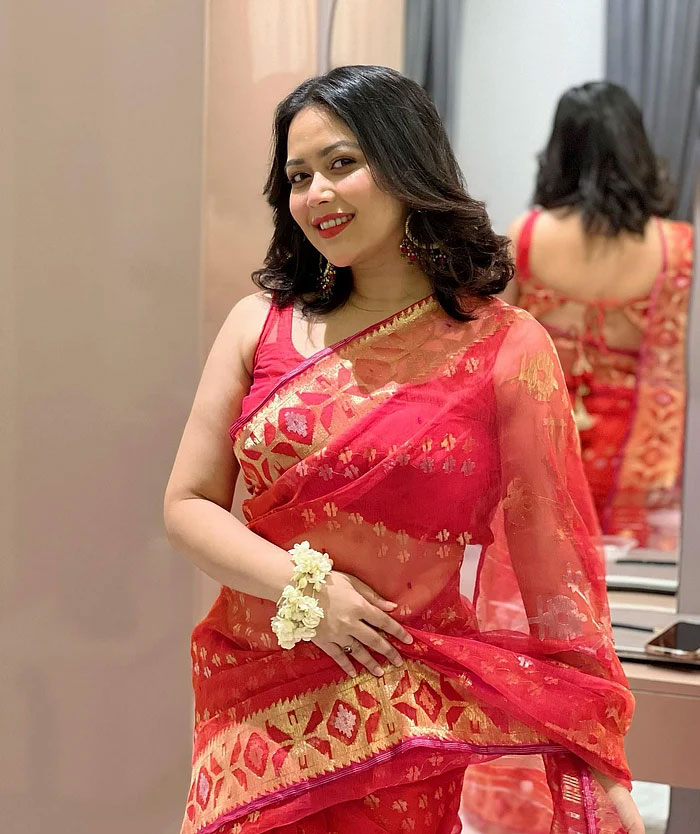 স্লিভলেস ব্লাউজে তারকাদের স্টাইলের ঝলক