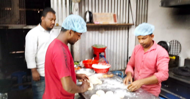 ভালোবাসা দিবসে ভৈরবে ১৪ টাকায় পিৎজা