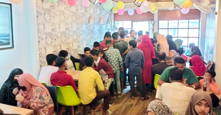 ভালোবাসা দিবসে ভৈরবে ১৪ টাকায় পিৎজা