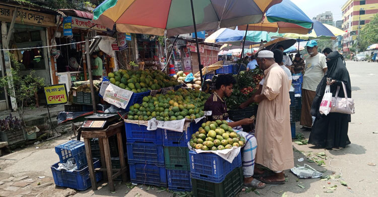 ভ্যানে জমজমাট আম বিক্রি