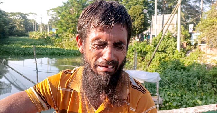 ঋণের টাকায় কেনা ভ্যান চুরি, কেঁদেই চলেছেন হাফিজ শেখ