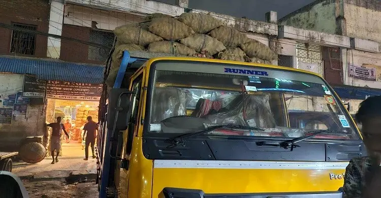তেল সংকট ও রপ্তানি কমার অজুহাতে বেড়েছে পিকআপ-কাভার্ড ভ্যানের ভাড়া