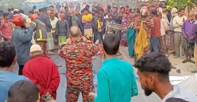 দিনাজপুরে ট্রাক-ভ্যান সংঘর্ষে নারীসহ নিহত ২