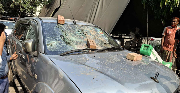 Police disperse students using batons, sound grenades at secretariat