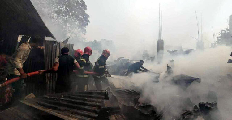 ভাষানটেক বস্তির আগুন নিয়ন্ত্রণে