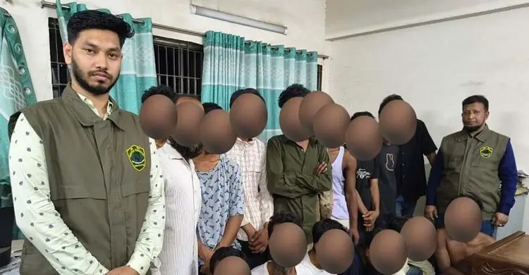 ভাটারায় দেশীয় অস্ত্রসহ গ্রেফতার ১৬