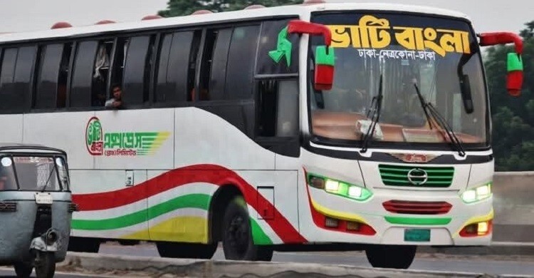 মহাখালীতে সড়ক বিভাজকে ধাক্কা খেয়ে উল্টে গেলো বাস, হেলপার নিহত
