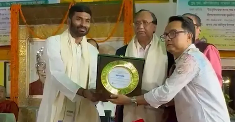 বৌদ্ধ পূর্ণিমা উপলক্ষ্যে সম্মাননা স্মারক গ্রহণ করলেন  ভারতের হাইকমিশনার