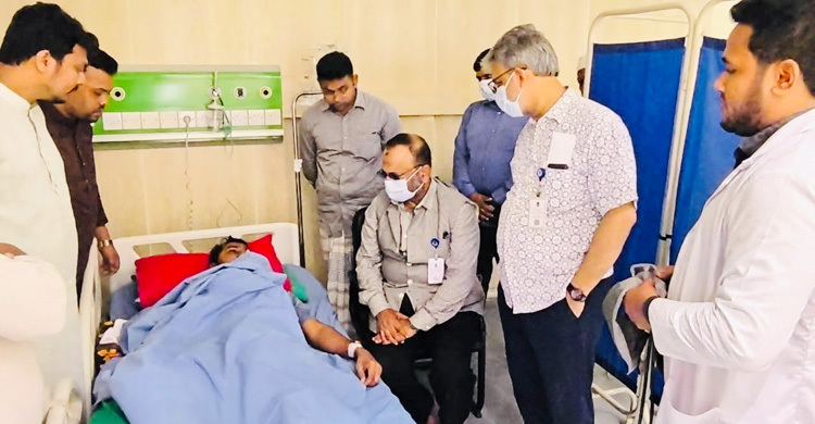 নুর, মেঘমল্লার ও নাজমুলকে দেখতে হাসপাতালে ঢাবি ভিসি