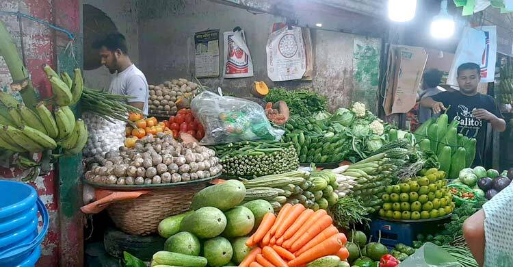 টমেটোর ডাবল সেঞ্চুরি, গাজর ১৬০ টাকা কেজি