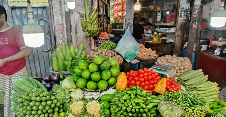 Vegetable prices surge in Dhaka markets; no item below Tk 80