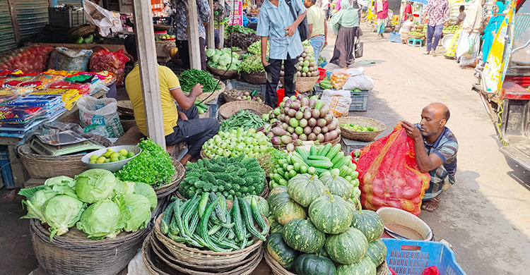 ময়মনসিংহের চড়া সবজির বাজার, বেড়েছে ৩০-৪০ টাকা