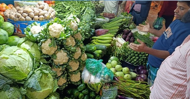 Vegetable, chicken prices surge; onion, egg prices ease