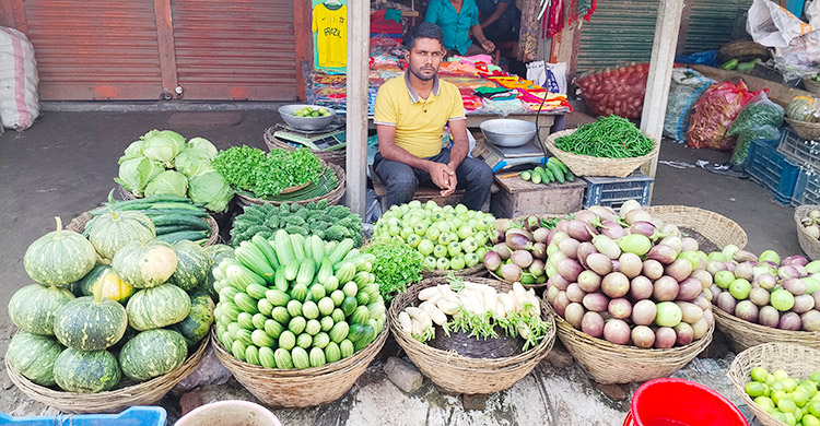 ময়মনসিংহের চড়া সবজির বাজার, বেড়েছে ৩০-৪০ টাকা
