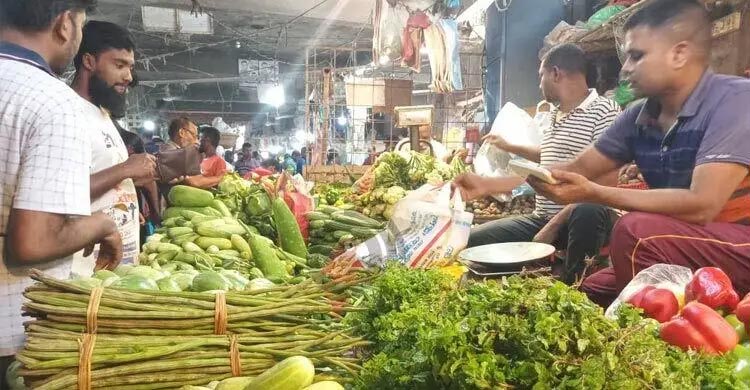 কমতি নেই জোগানে, ‘আয়ের অর্ধেক ব্যয়ই’ খাবারের পেছনে