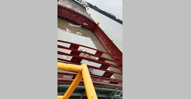 1,200 tons of ball clay lost as lighterage vessel sinks in Ctg