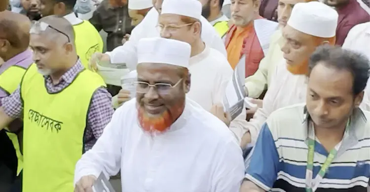 গণভোটের রায় বাস্তবায়নের দাবিতে শাহবাগে ১১ দলীয় ঐক্যের লিফলেট বিতরণ