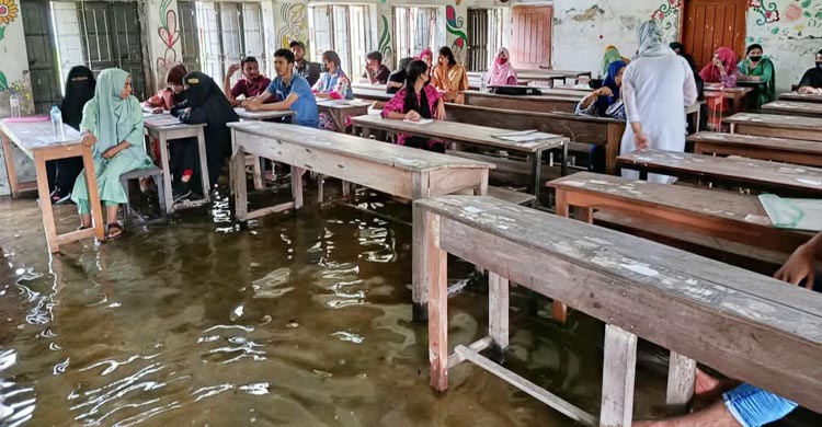 হাঁটু পানিতে বসে ভর্তি পরীক্ষা দিলো শিক্ষার্থীরা