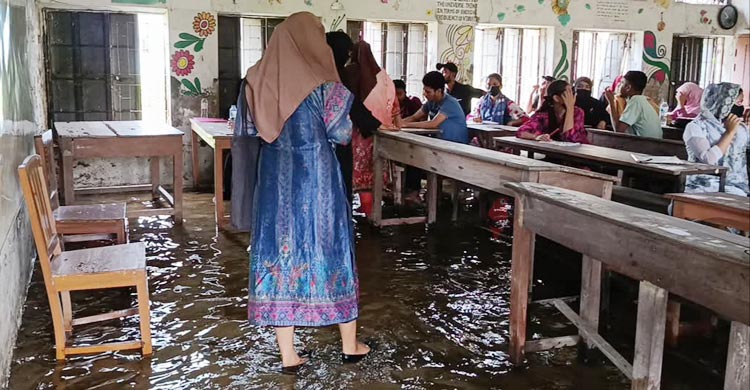 হাঁটু পানিতে বসে ভর্তি পরীক্ষা দিলো শিক্ষার্থীরা