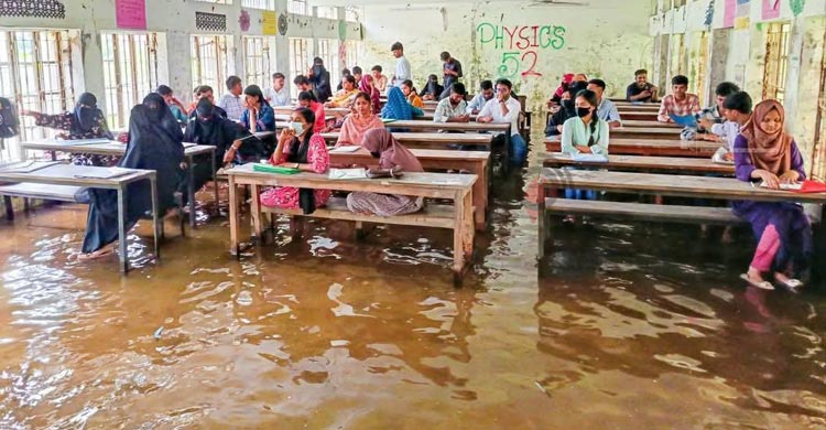 হাঁটু পানিতে বসে ভর্তি পরীক্ষা দিলো শিক্ষার্থীরা