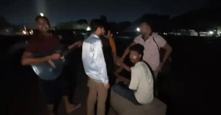 সোহরাওয়ার্দী উদ্যানে গান গেয়ে ৭ মাদকসেবীকে হাতেনাতে ধরল পুলিশ