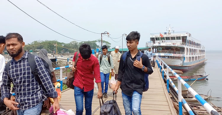 লঞ্চে নাড়ির টানে বাড়ি ফেরা শুরু