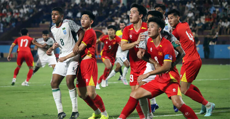 শ্রাবণের দৃঢ়তায় ভিয়েতনাম-ঝড় থামলো ২ গোলে