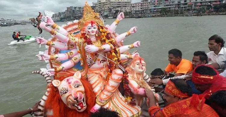 আজ বিজয়া দশমী, মণ্ডপে মণ্ডপে বিসর্জনের সুর