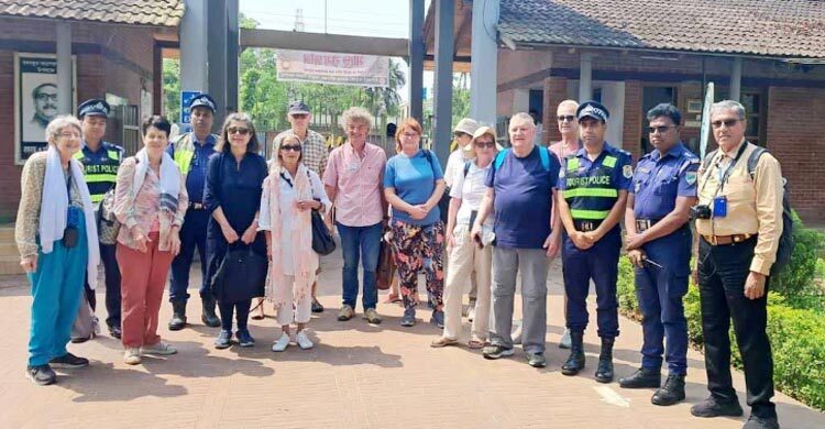 করমজল ও ষাটগম্বুজ মসজিদ ঘুরে দেখলেন ২০ বিদেশি পর্যটক