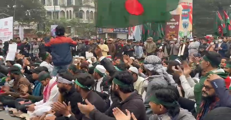 হাদি হত্যার বিচারের দাবিতে স্লোগানে স্লোগানে উত্তাল শাহবাগ