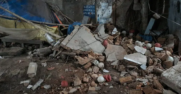 ভৈরবে ধসে পড়লো শত বছরের পুরোনো ভবন