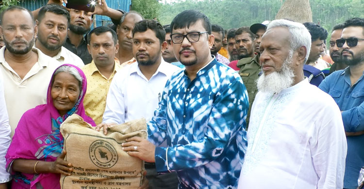 ঘূর্ণিঝড় রিমালে ক্ষতিগ্রস্তদের মাঝে ত্রাণ বিতরণ