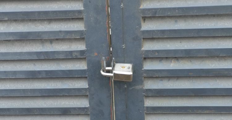 ভোলায় ৬ দফা দাবিতে বিক্ষোভ করে ইন্ট্রাকো রিফুয়েলিং স্টেশনের গেটে তালা ঝুলিয়ে দিয়েছেন বিক্ষুব্ধ ছাত্র-জনতা