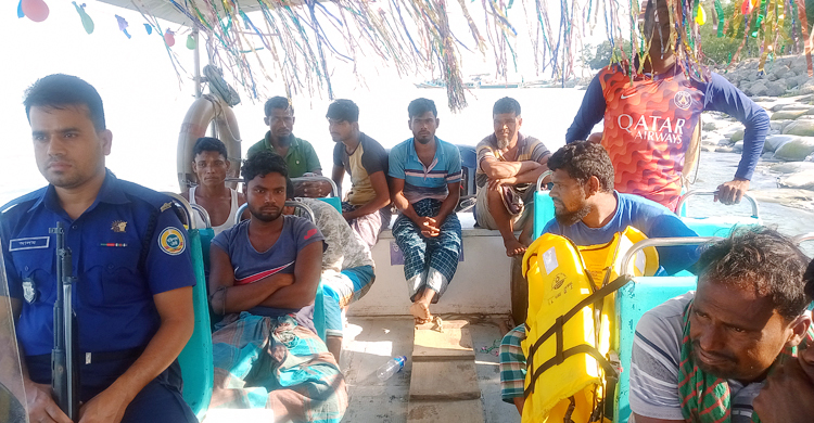 ভোলায় ইলিশ-ট্রলারসহ ১৫ জেলে আটক